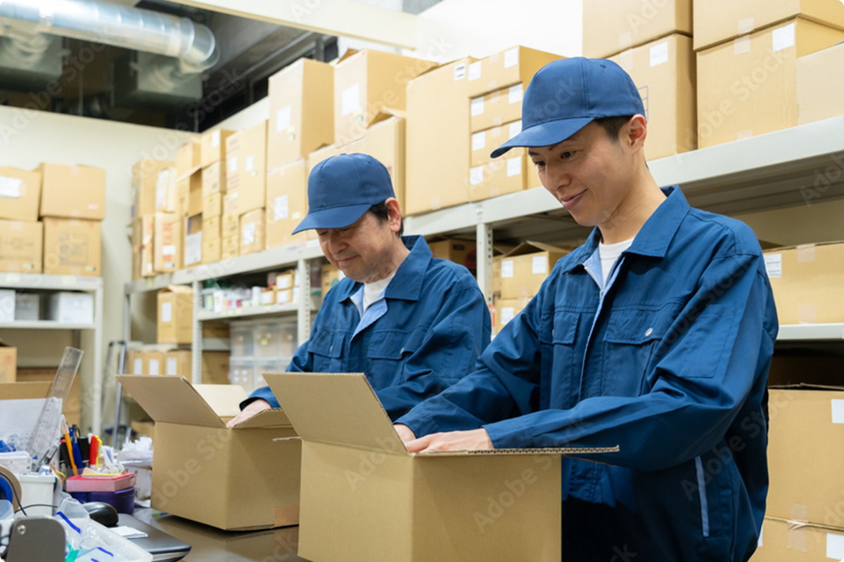 自社工場で箱詰め作業を行うスタッフ